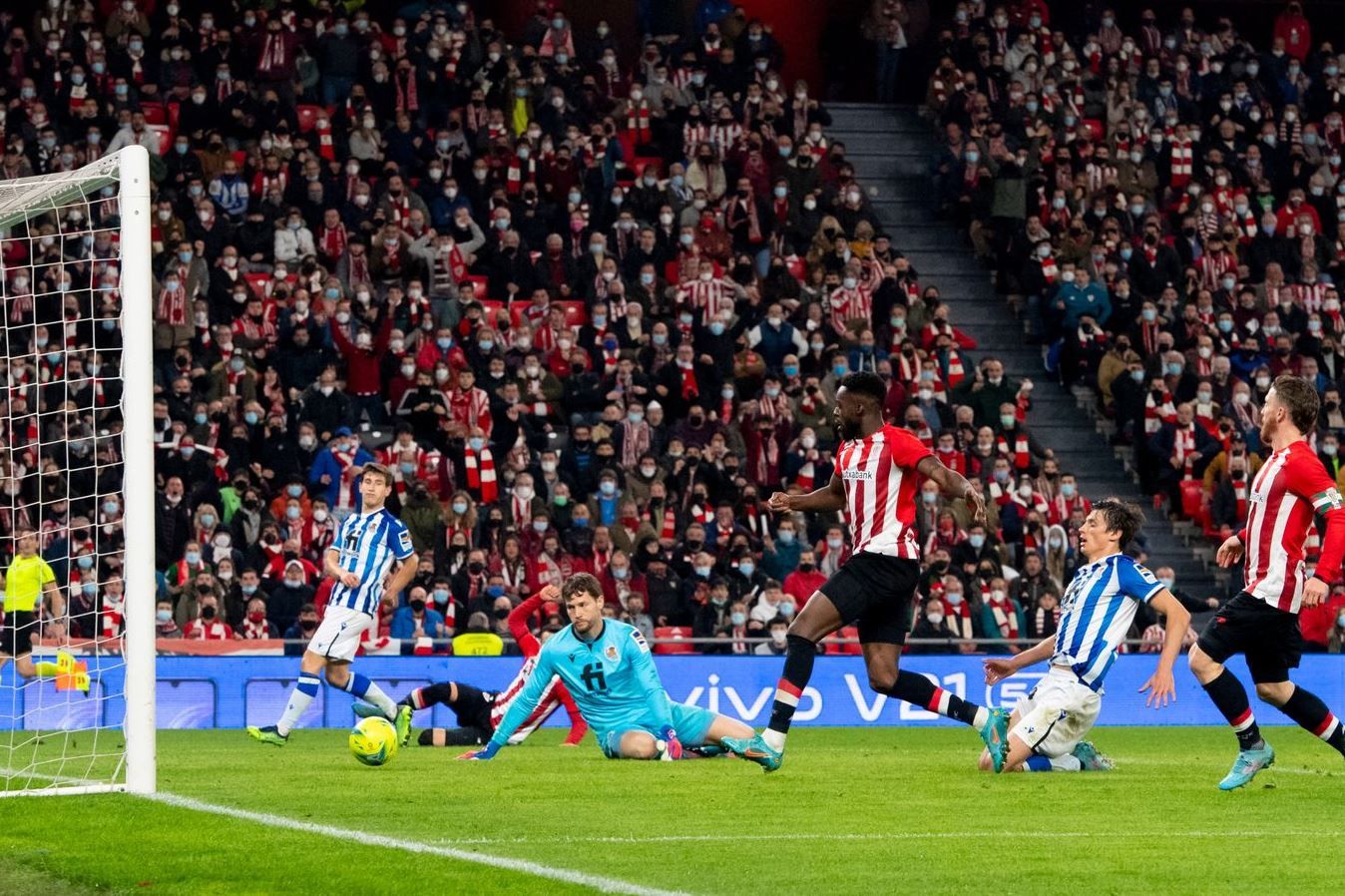  Iñaki Williams marca en la meta de Alex Remiro, meta de la Real, en el derbi vasco de San Mamés.