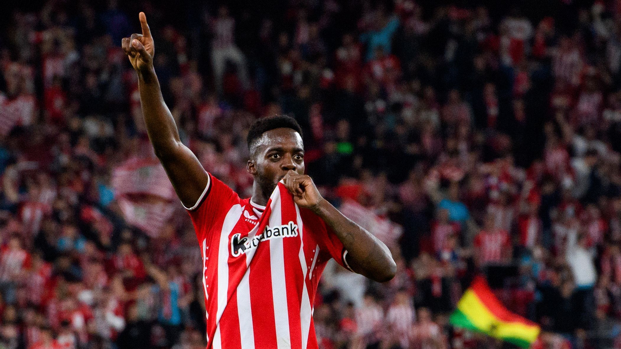  Iñaki Williams saluda tras ganar al Barça, en Copa, en San Mamés.