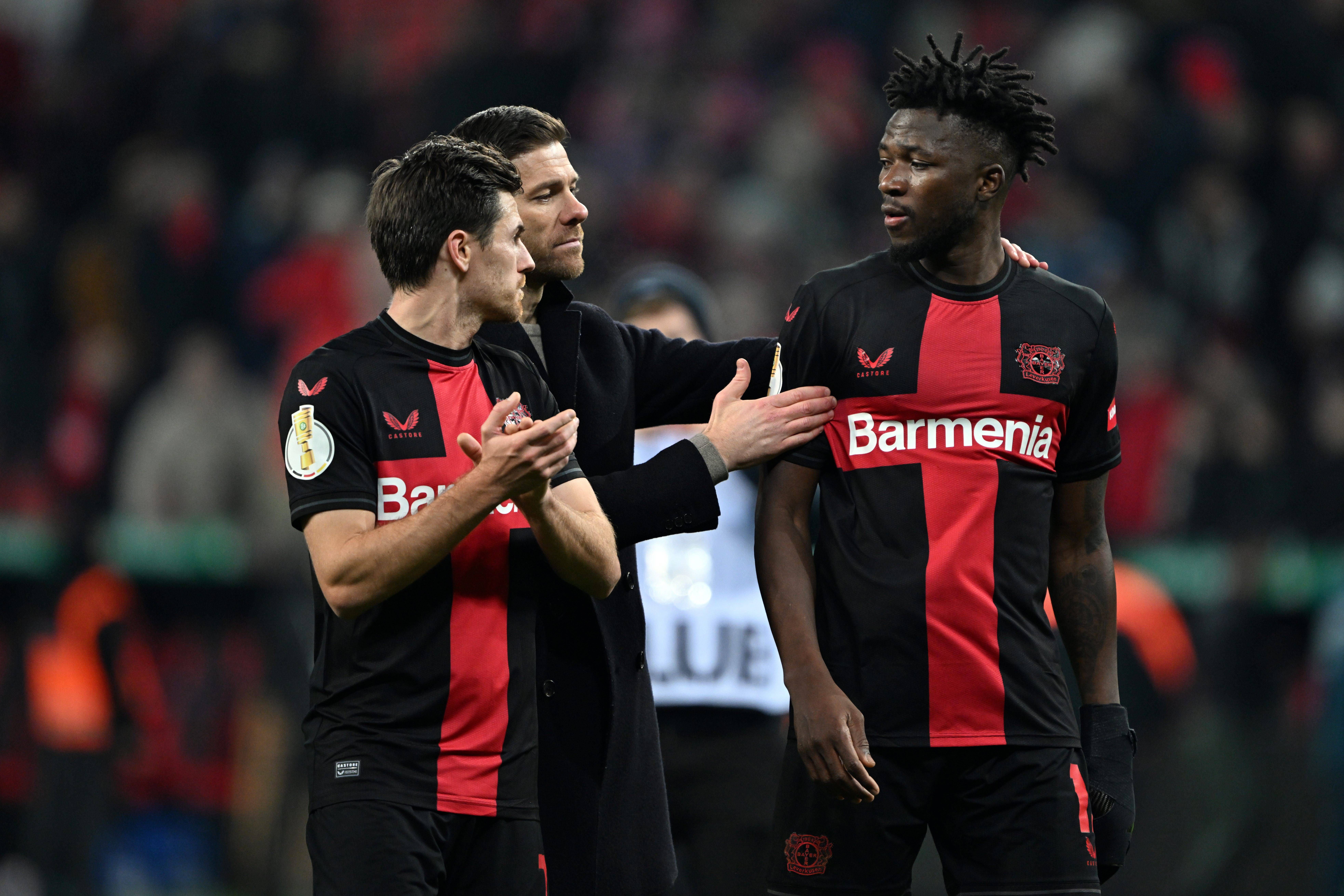  Xabi Alonso junto a varios futbolistas del Bayer Leverkusen (Cordon Press)