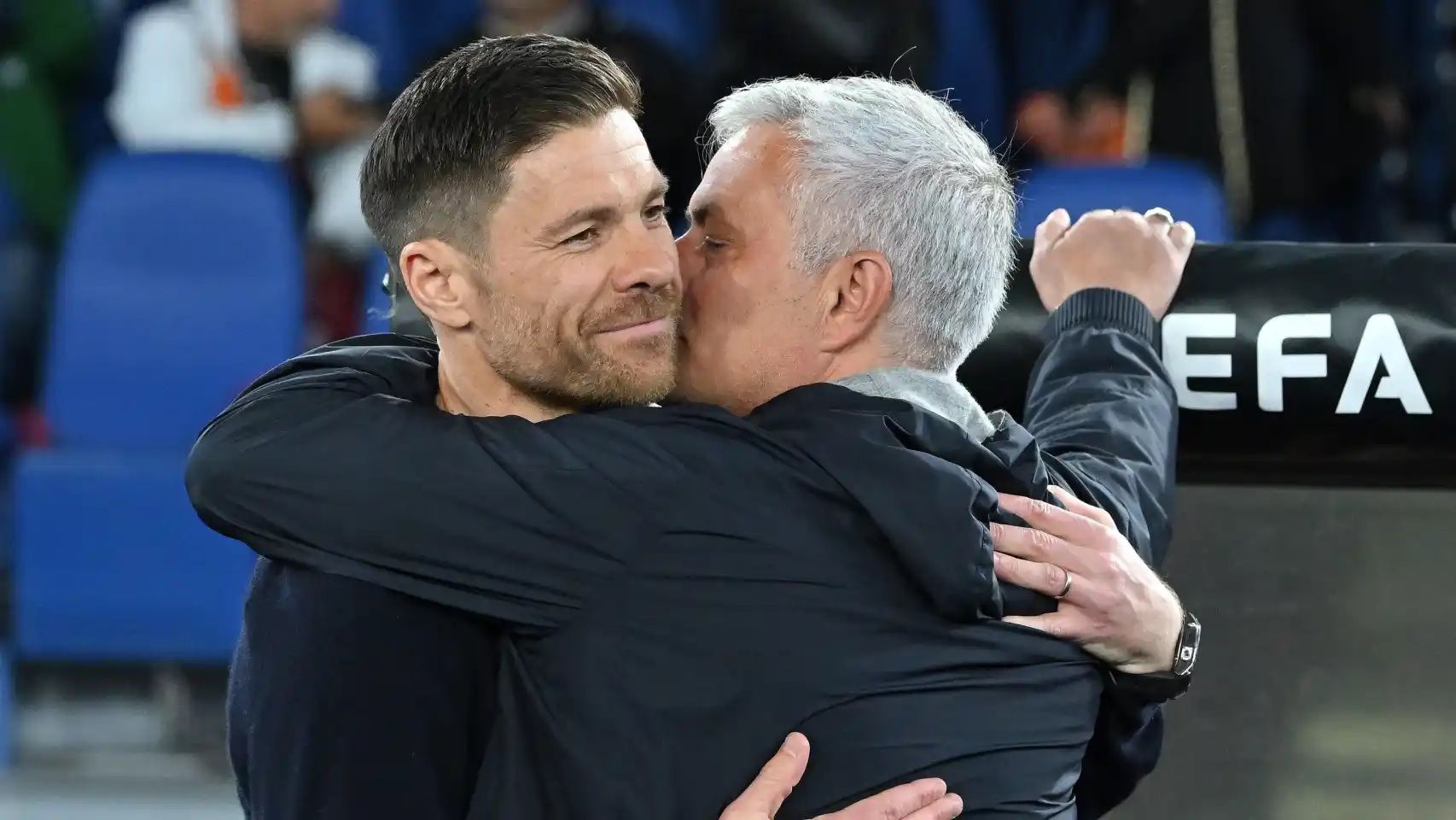  Xabi Alonso y Mourinho se abrazan antes de un partido.