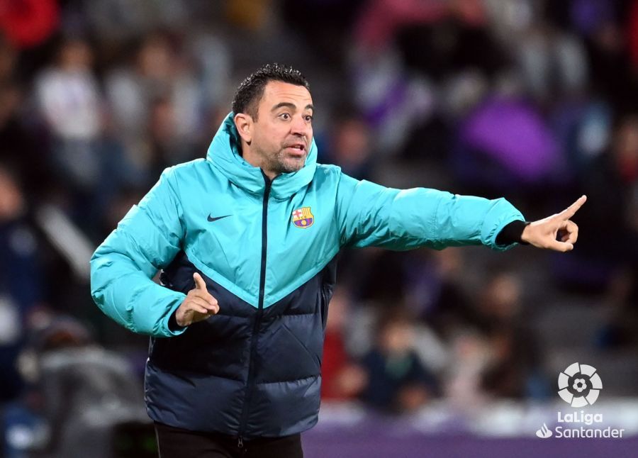  Xavi Hernández da indicaciones a sus jugadores en el Valladolid-Barcelona.