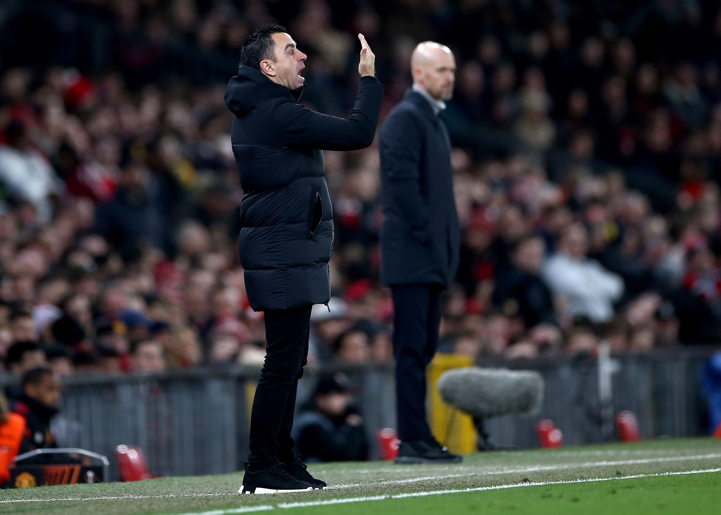  Xavi da indicaciones en Old Trafford.