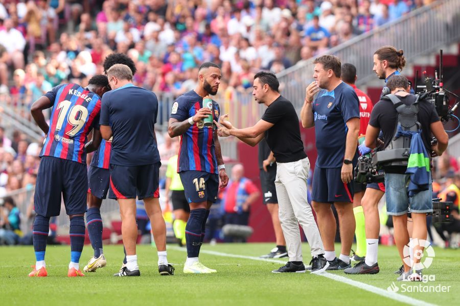  Xavi da instrucciones a Memphis Depay.