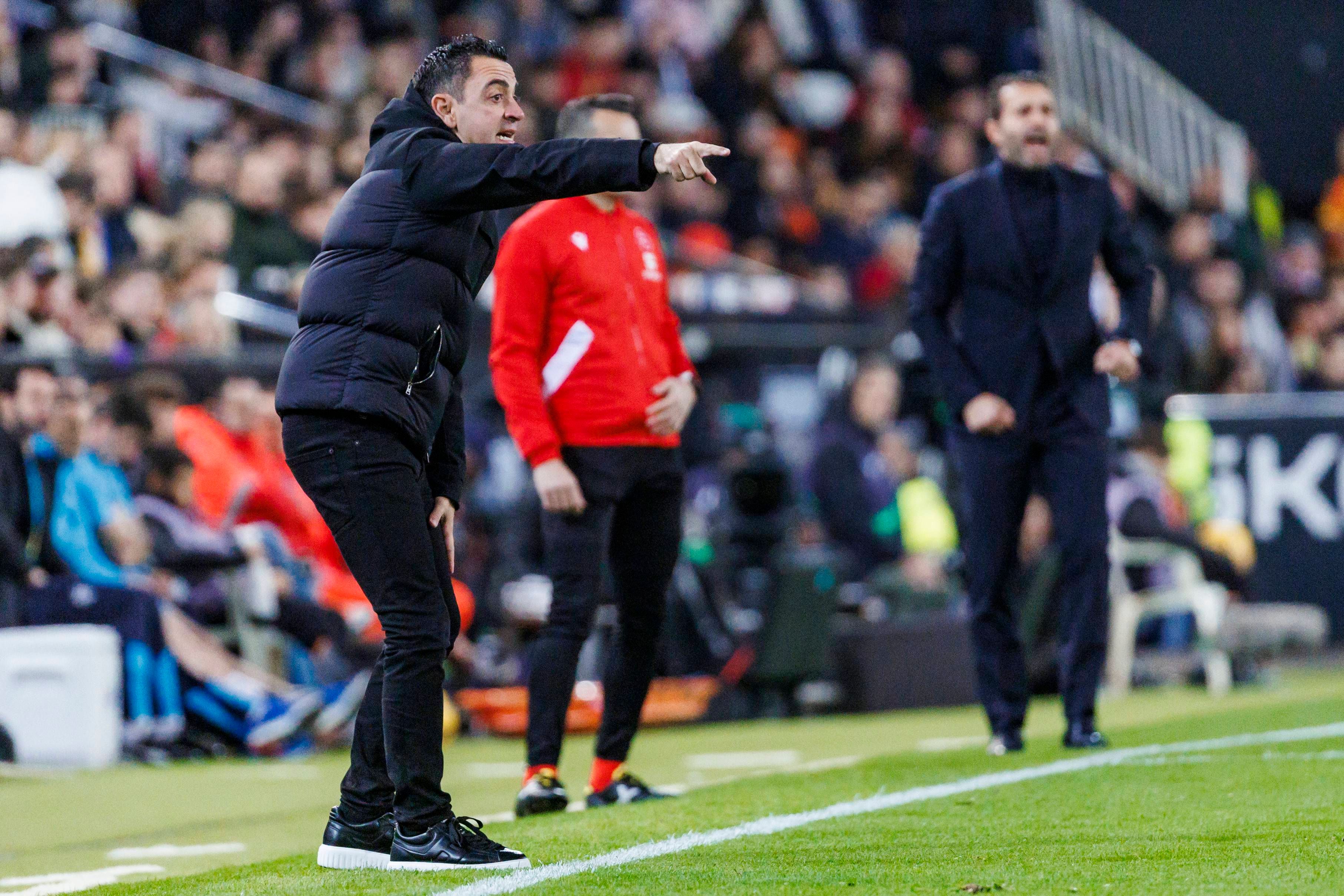 Xavi Hernández da indicaciones desde el área técnica de Mestalla (Cordon Press)