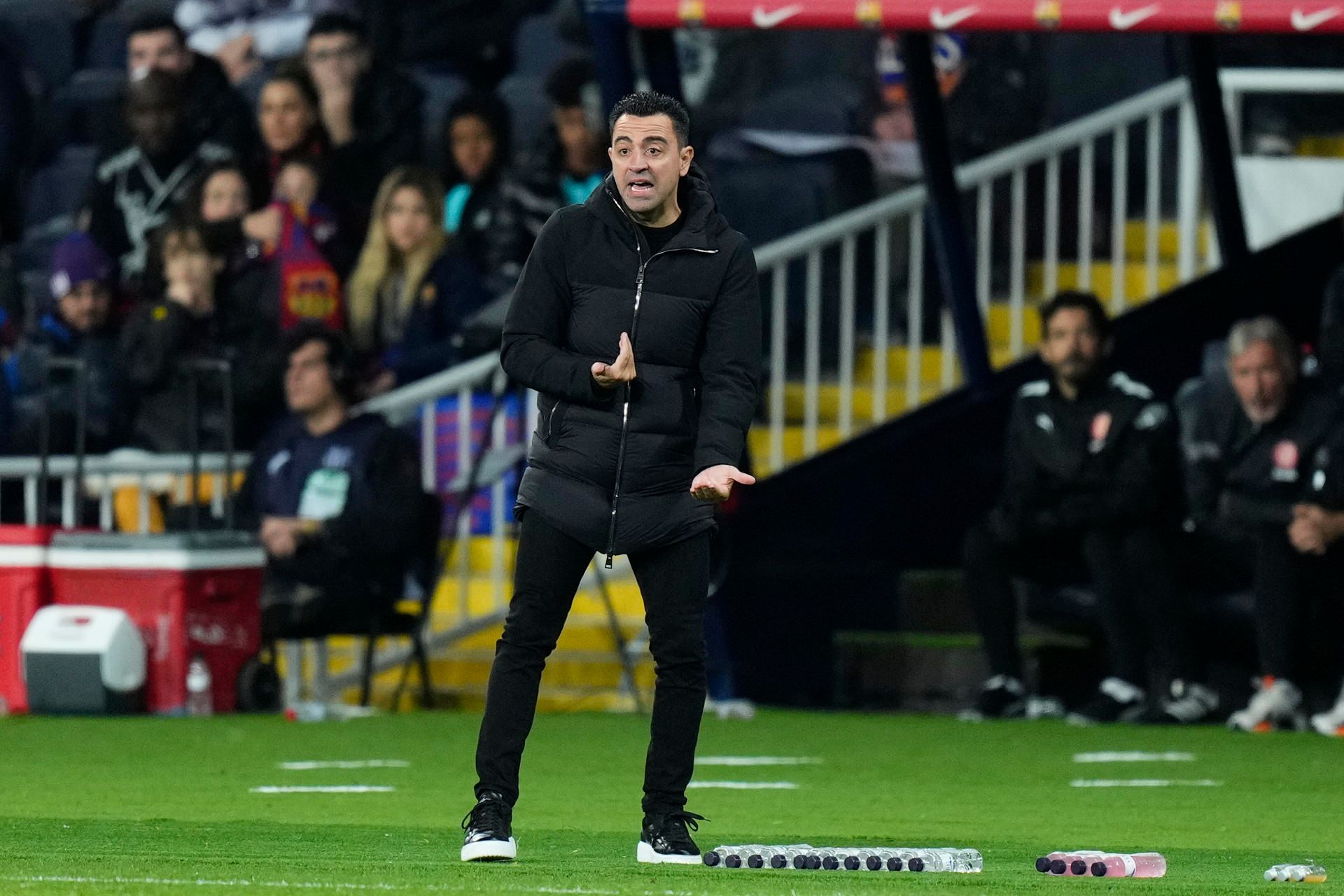 Xavi Hernández da indicaciones en el Barcelona-Girona.