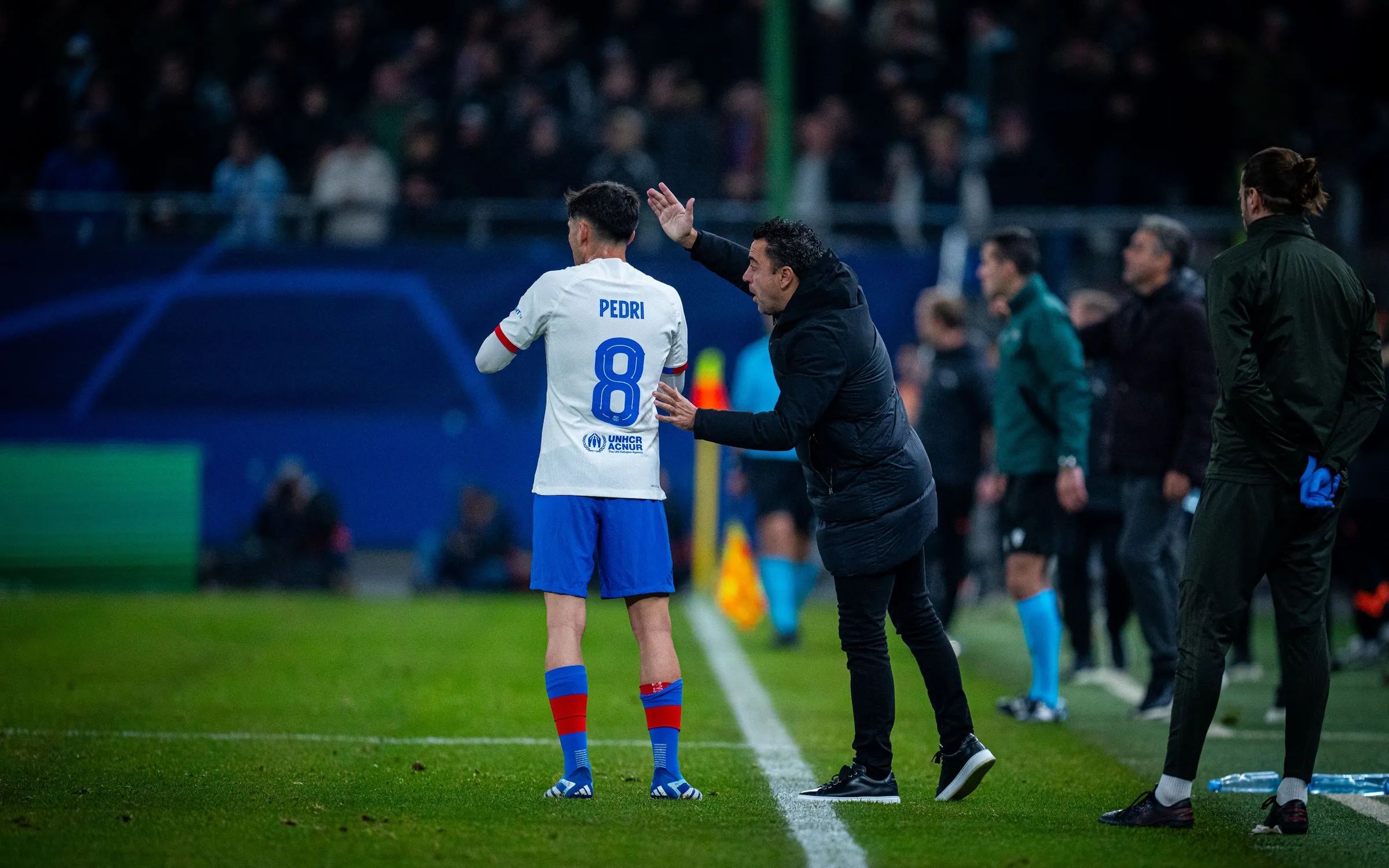 Xavi Hernández dando instrucciones a Pedri en el Shakthar-Barça.