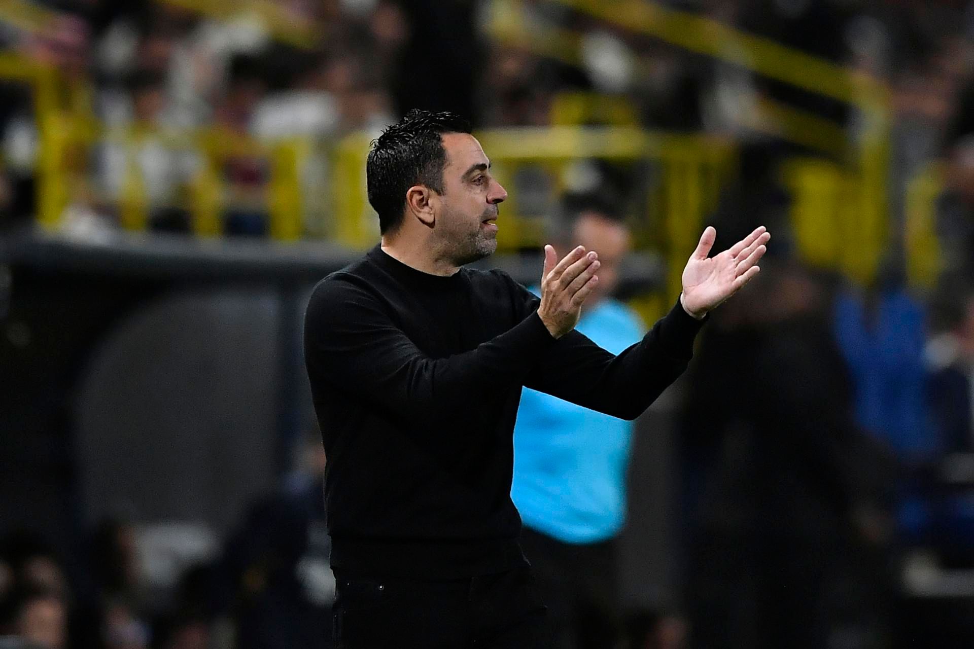 Xavi Hernández dando instrucciones en el Real Madrid-Barcelona.