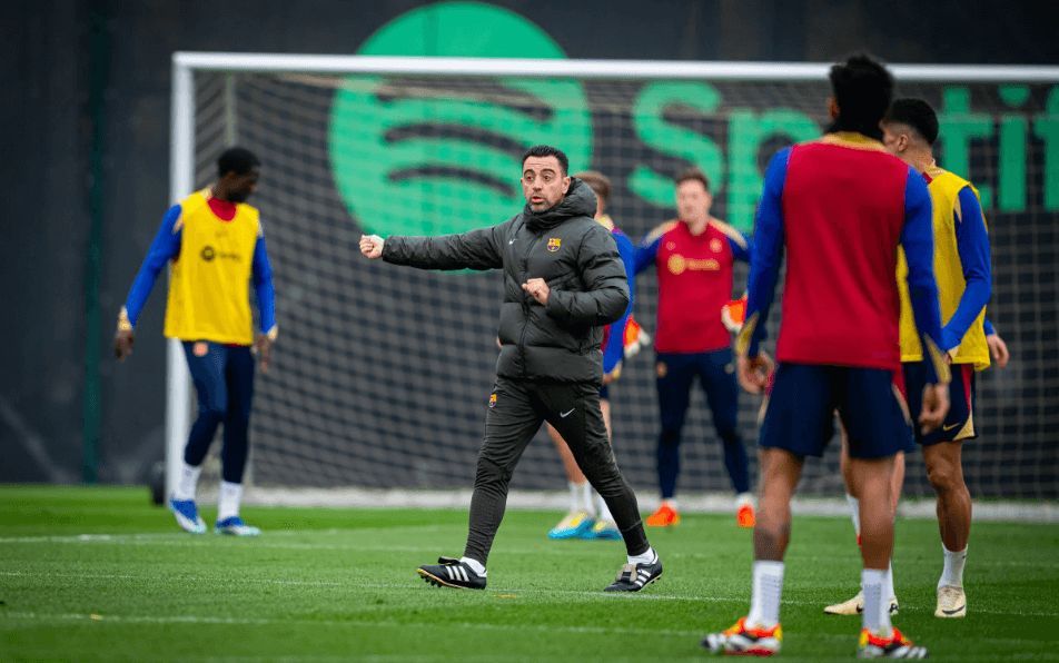 Xavi Hernández dando instrucciones en un entrenamiento del Barça.