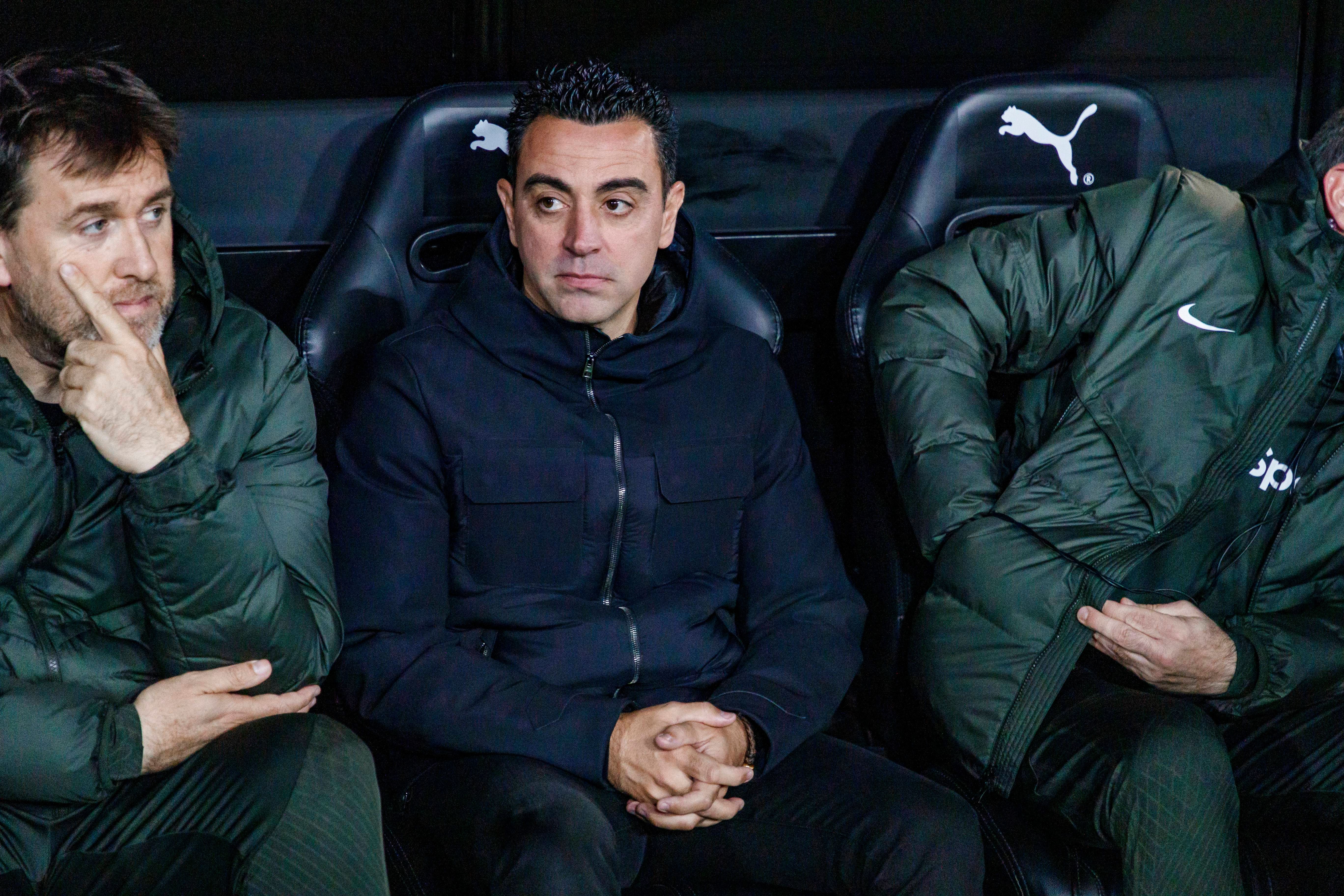  Xavi Hernández en el banquillo de Mestalla (Cordon Press)