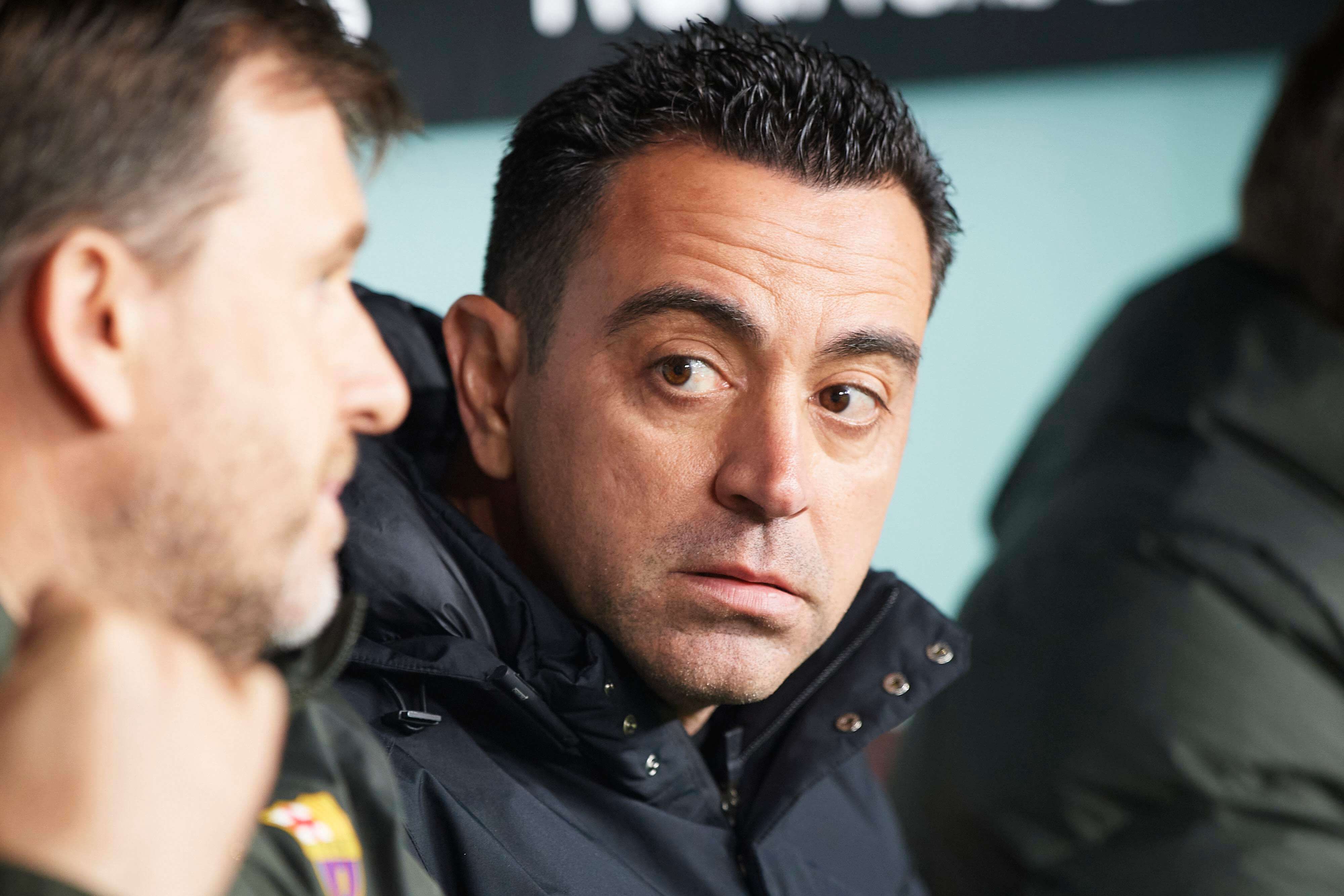 Xavi Hernández, en el banquillo de San Mamés.