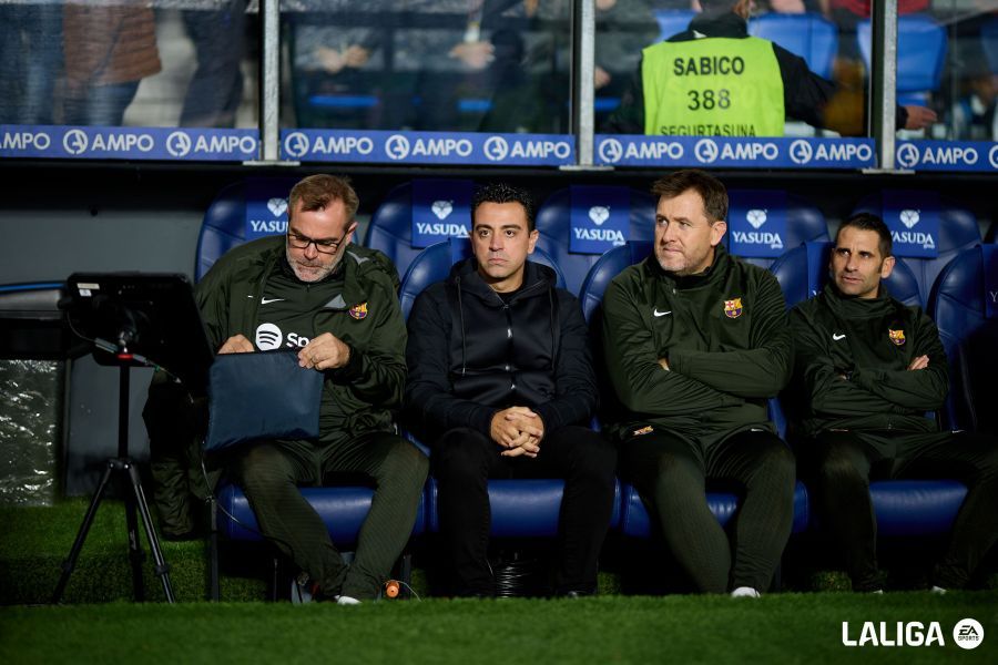  Xavi Hernández, en el banquillo del Reale Arena.