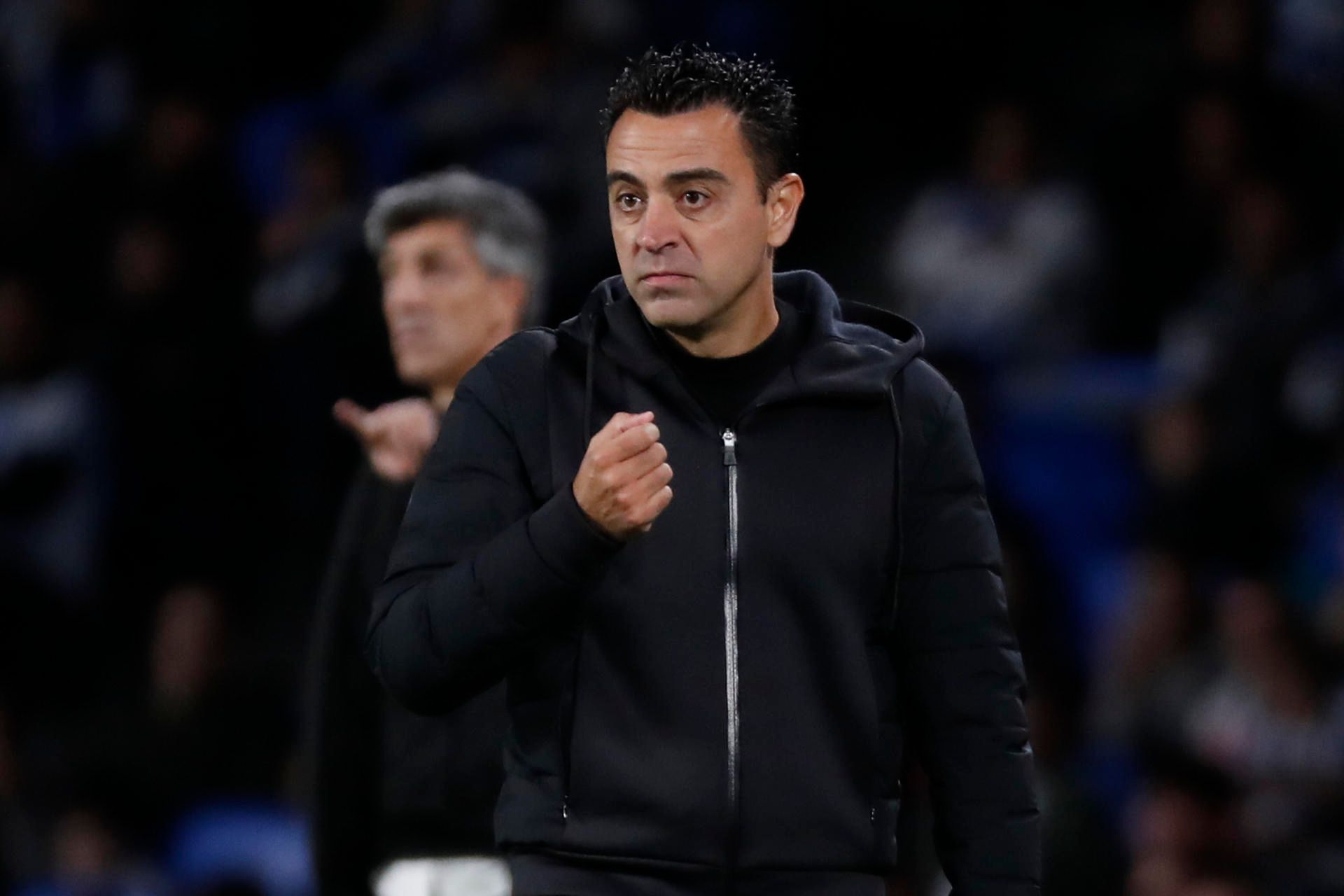 Xavi Hernández, en la banda durante el Real Sociedad-Barcelona (FOTO: EFE).