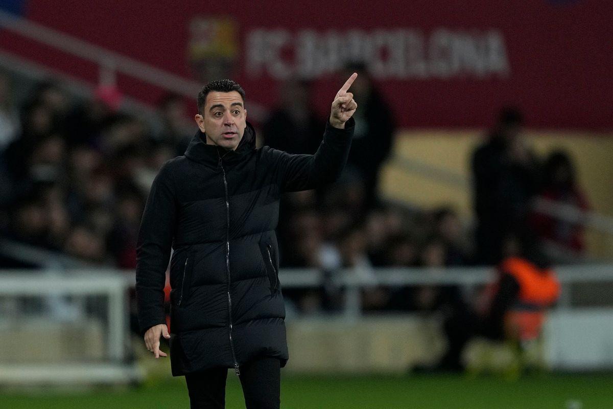  Xavi Hernández da instrucciones en el Barcelona-Osasuna de LaLiga EA Sports.
