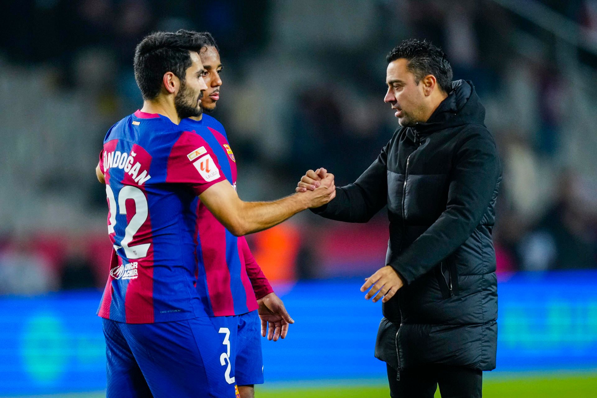  Xavi Hernández saludando a Gündogan después del Barcelona-Atlético.
