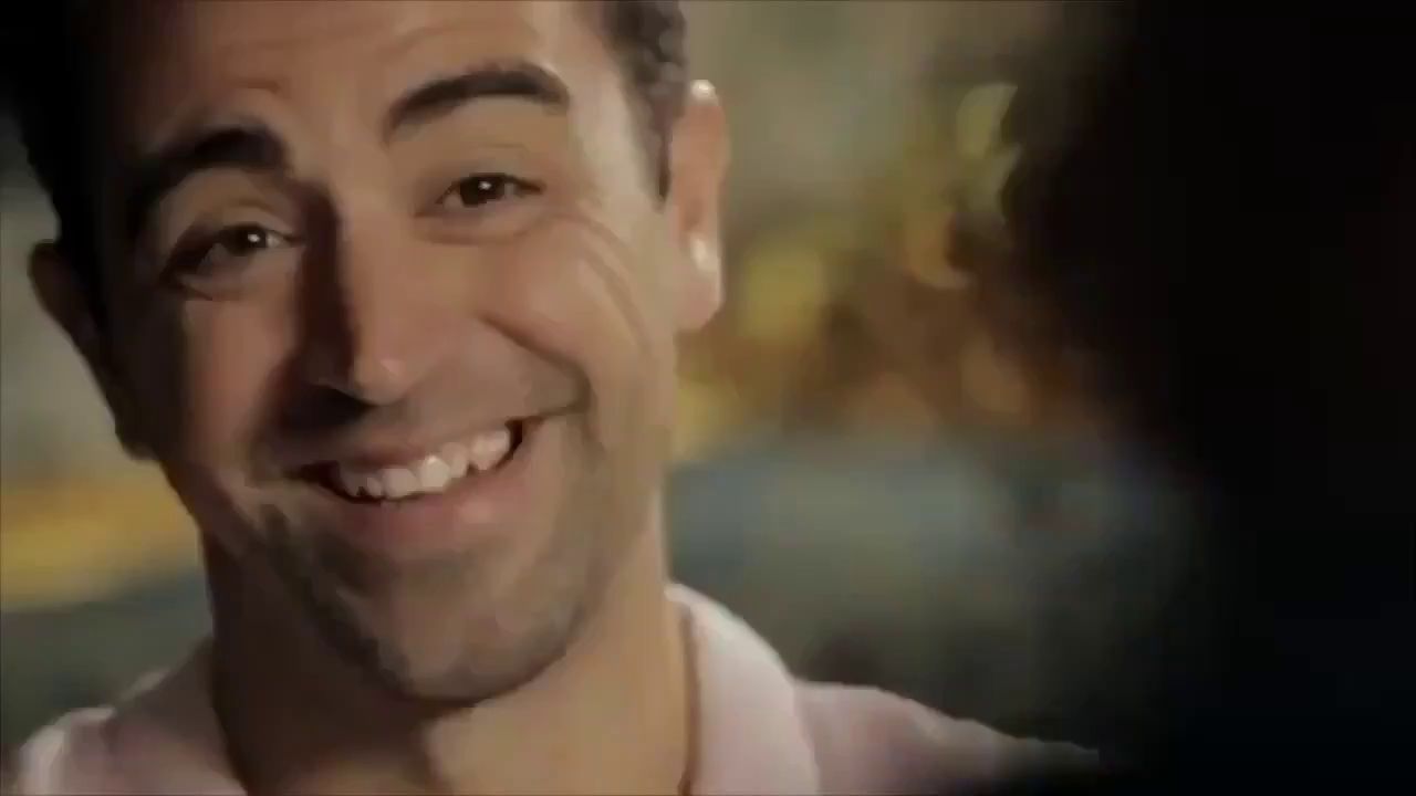 Xavi Hernández sonriendo en la charla con Johan Cruyff.