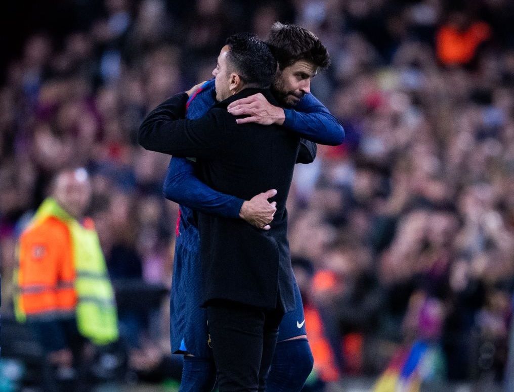 Xavi Hernández y Gerard Piqué se abrazan en la despedida del central.