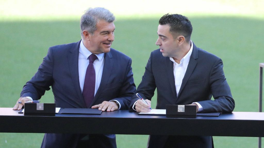 Xavi y Laporta, durante la presentación del técnico.