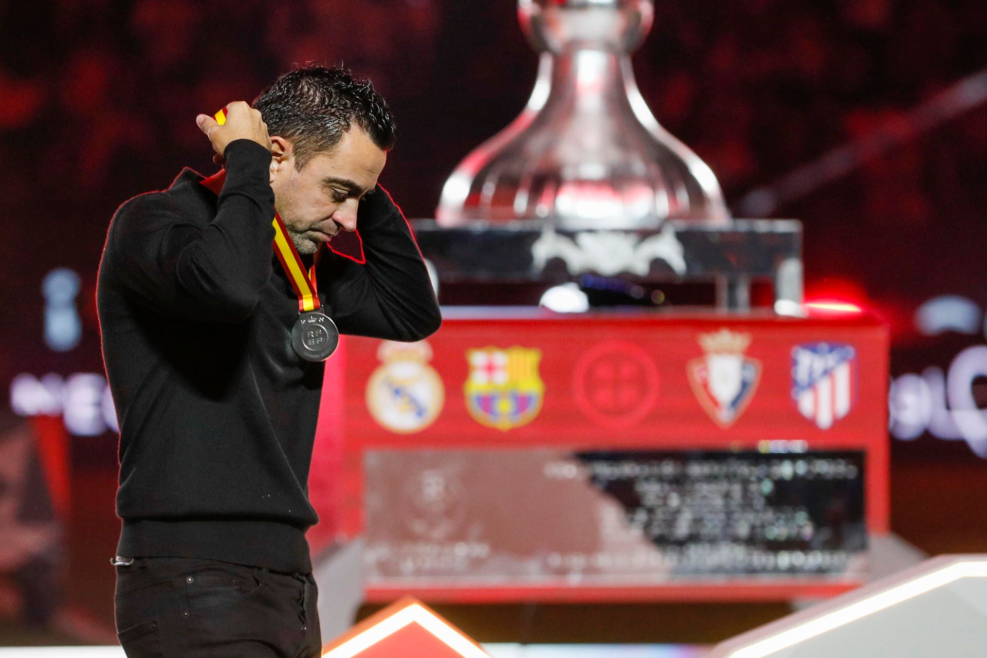Xavi quitándose la medalla de subcampeón de la Supercopa de España.