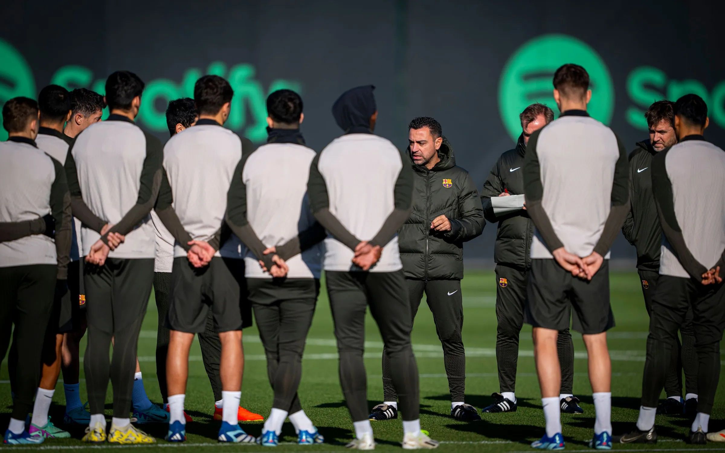  Xavi Hernández da una charla a sus jugadores en una sesión del Barcelona.