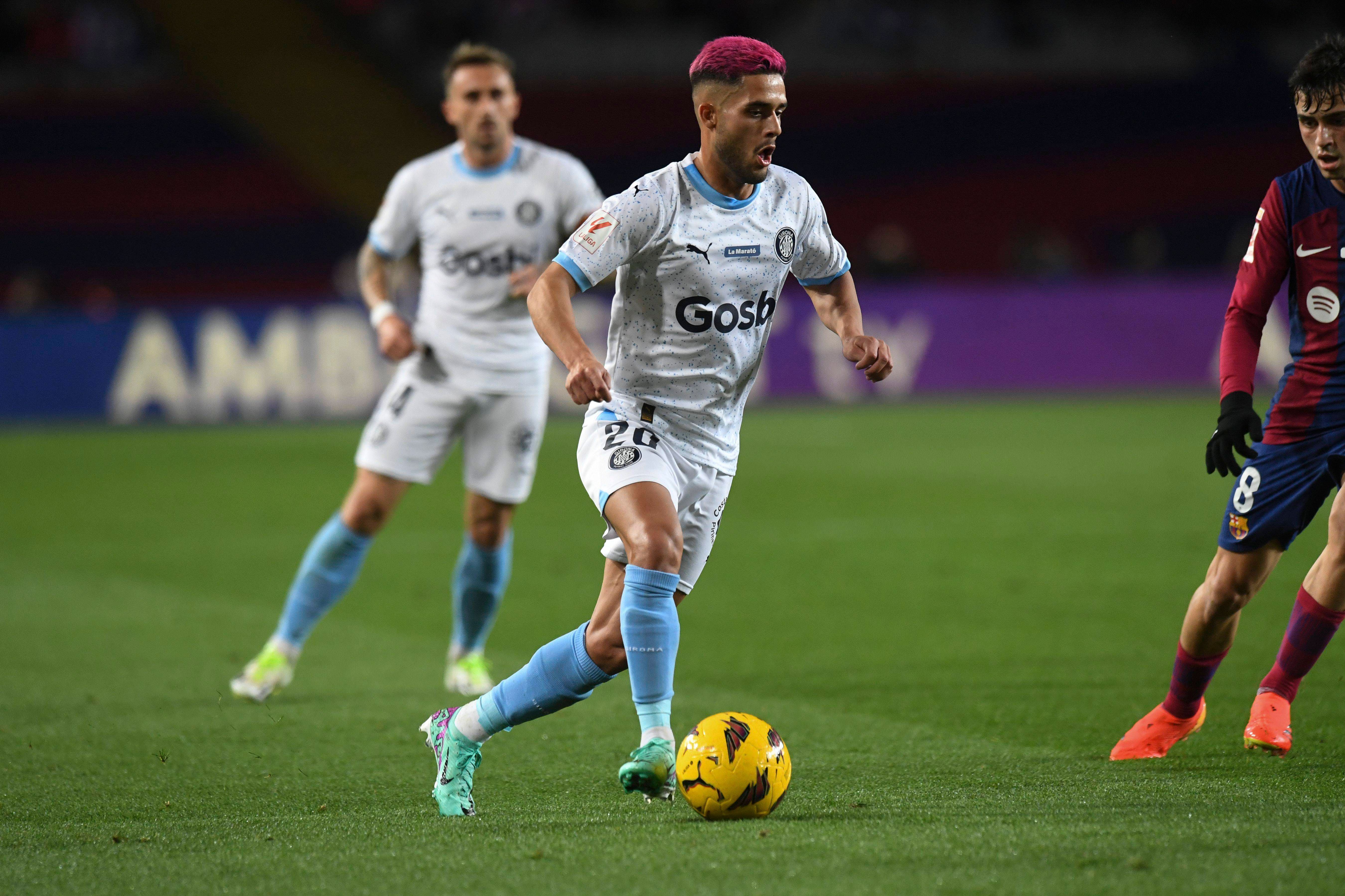  Yan Couto conduciendo un balón en el Barça-Girona.
