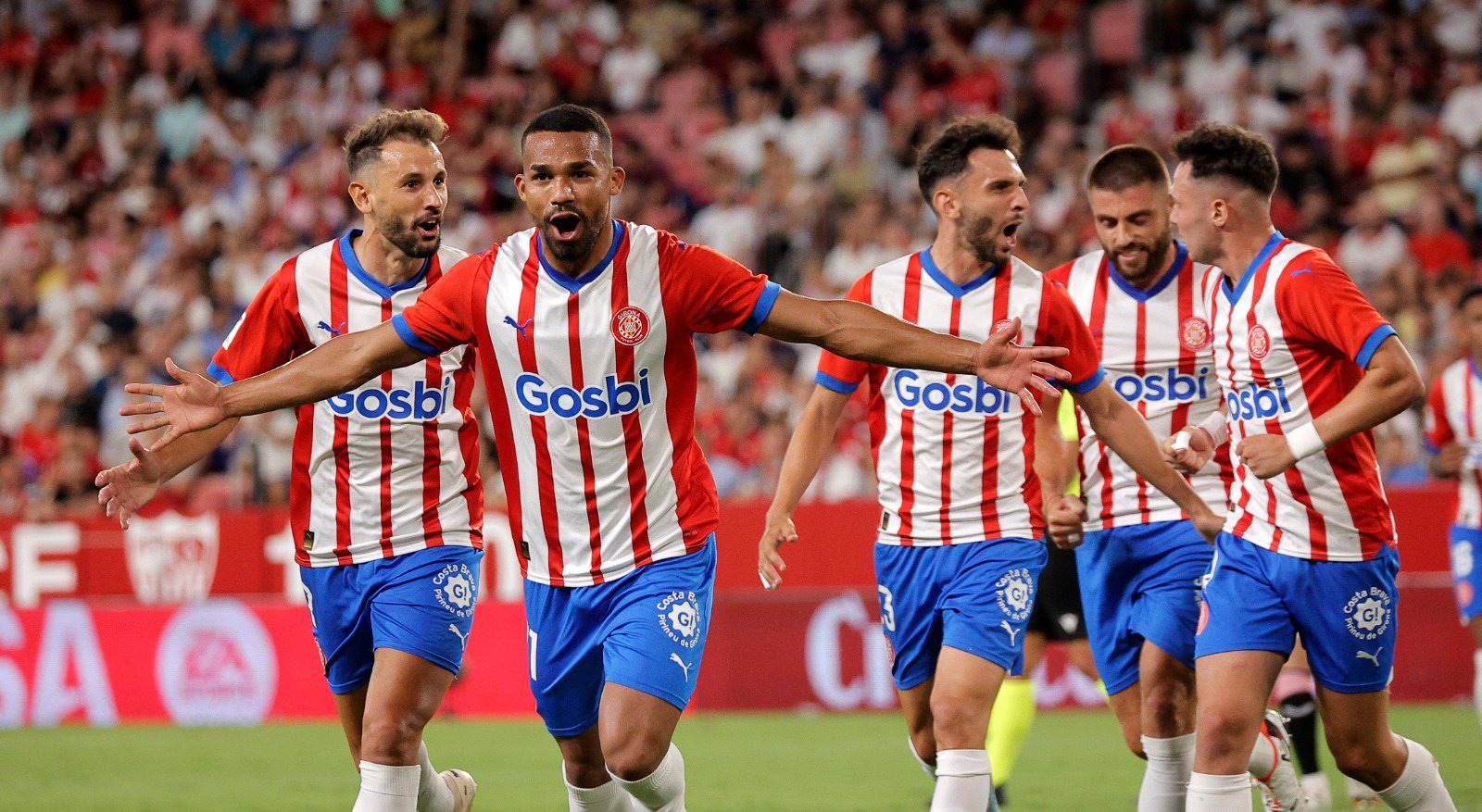  Yangel Herrera, uno de los jugador del City, marcando ante el Sevilla.