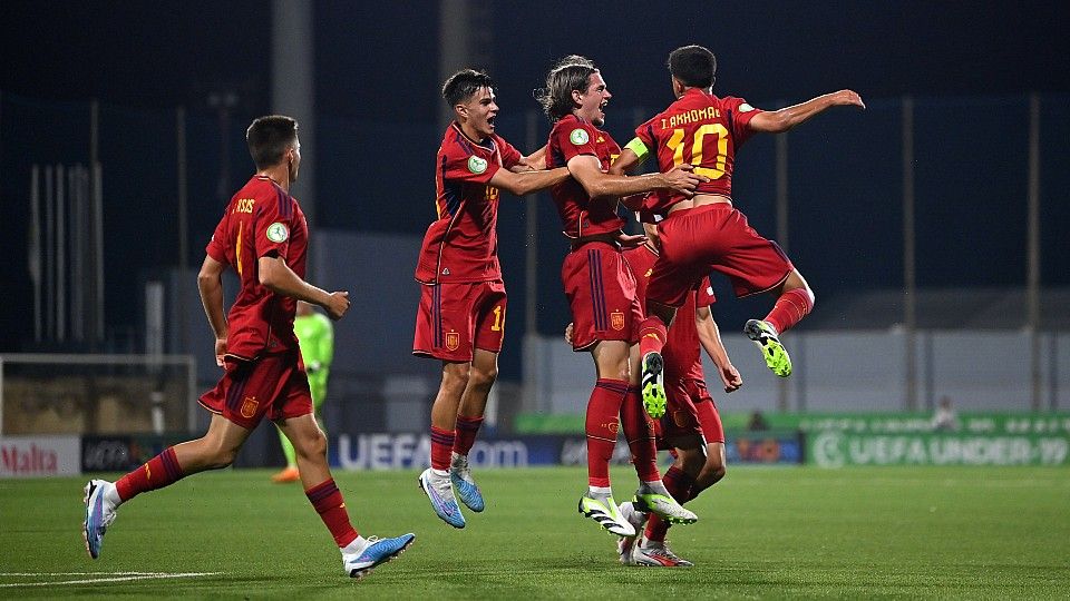Yarek Gasiorowski marca un hat-trick con España sub 19.