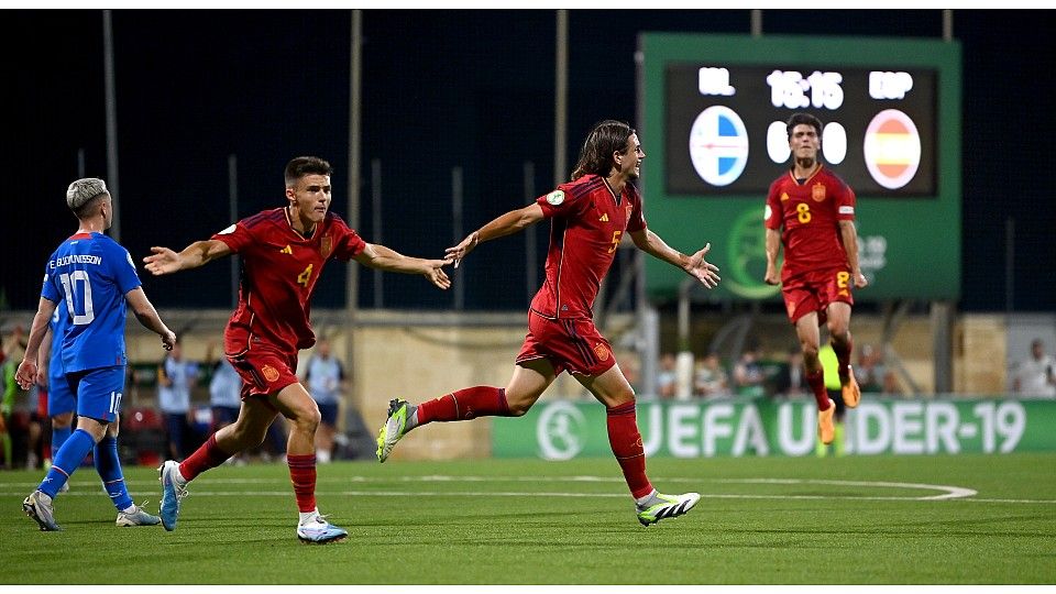  Yarek Gasiorowski marca un hat-trick con España sub 19.