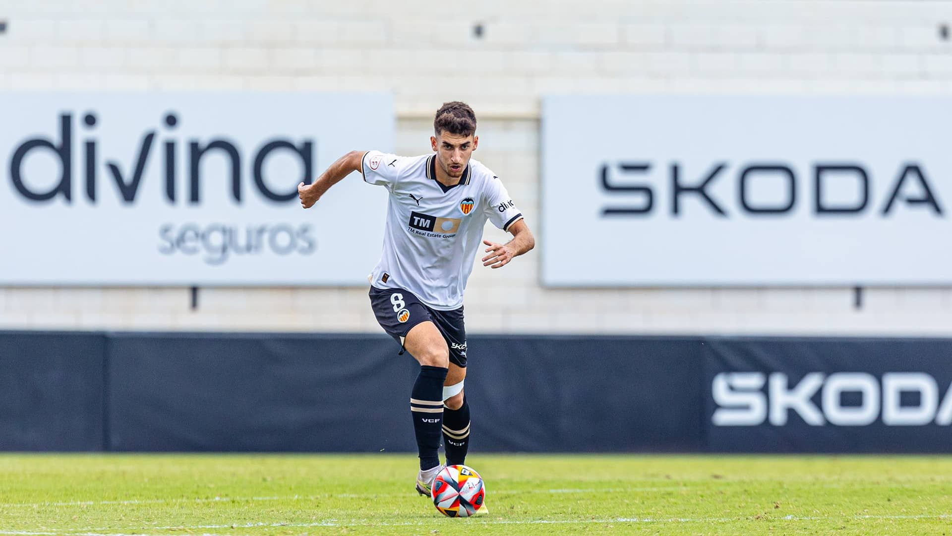  Yellu, con la camiseta del Valencia CF 2023/24
