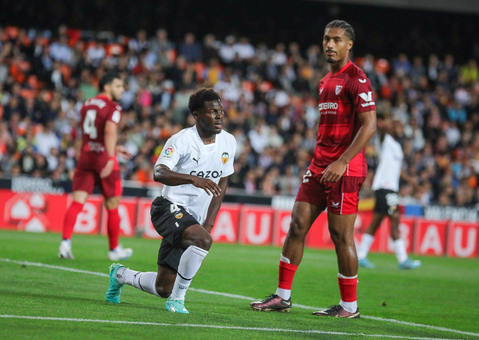  Yunus ante el Sevilla