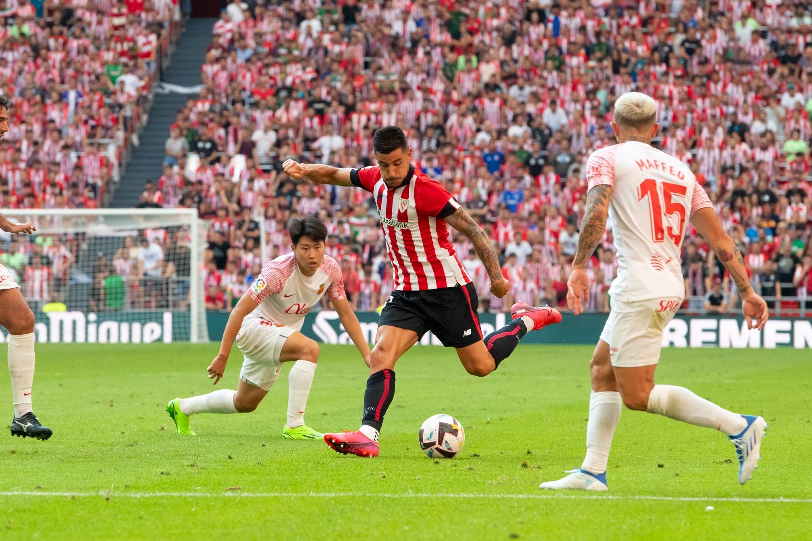 Yuri Berchiche chuta ante el RCD Mallorca en San Mamés.