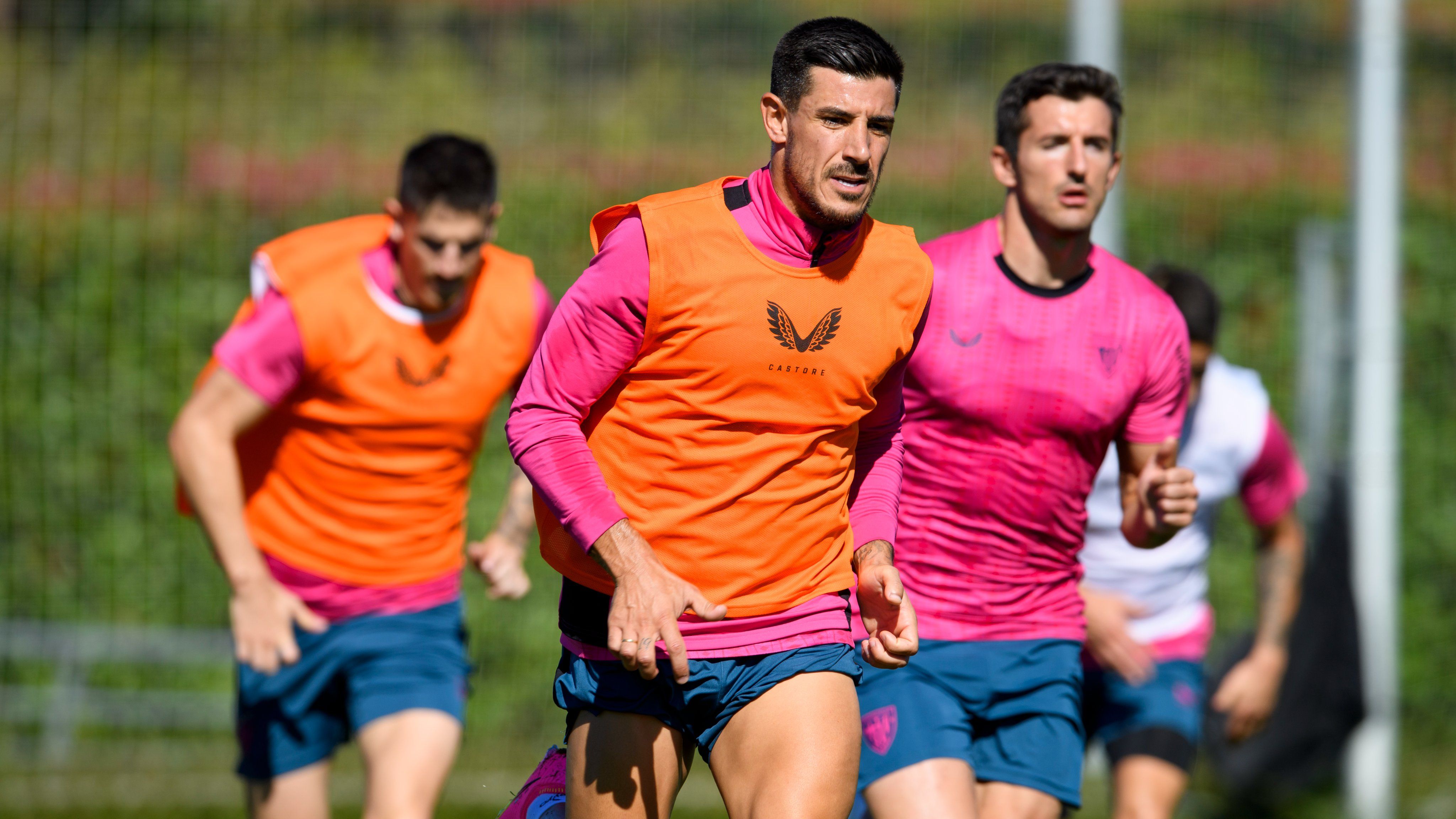  Yuri Berchiche lidera la carrera en una sesión de entrenamiento en Lezama.