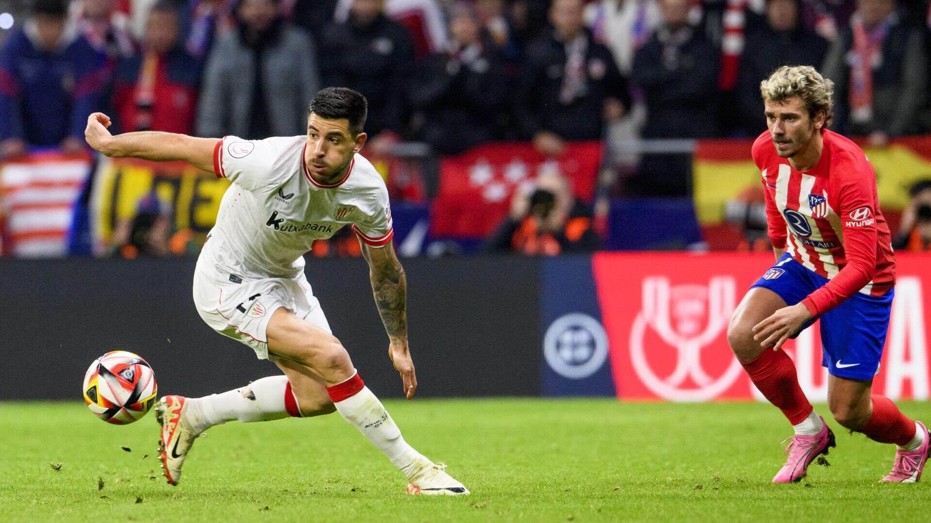  Yuri Berchiche, ante el Atlético Griezmann en el Metropolitano.