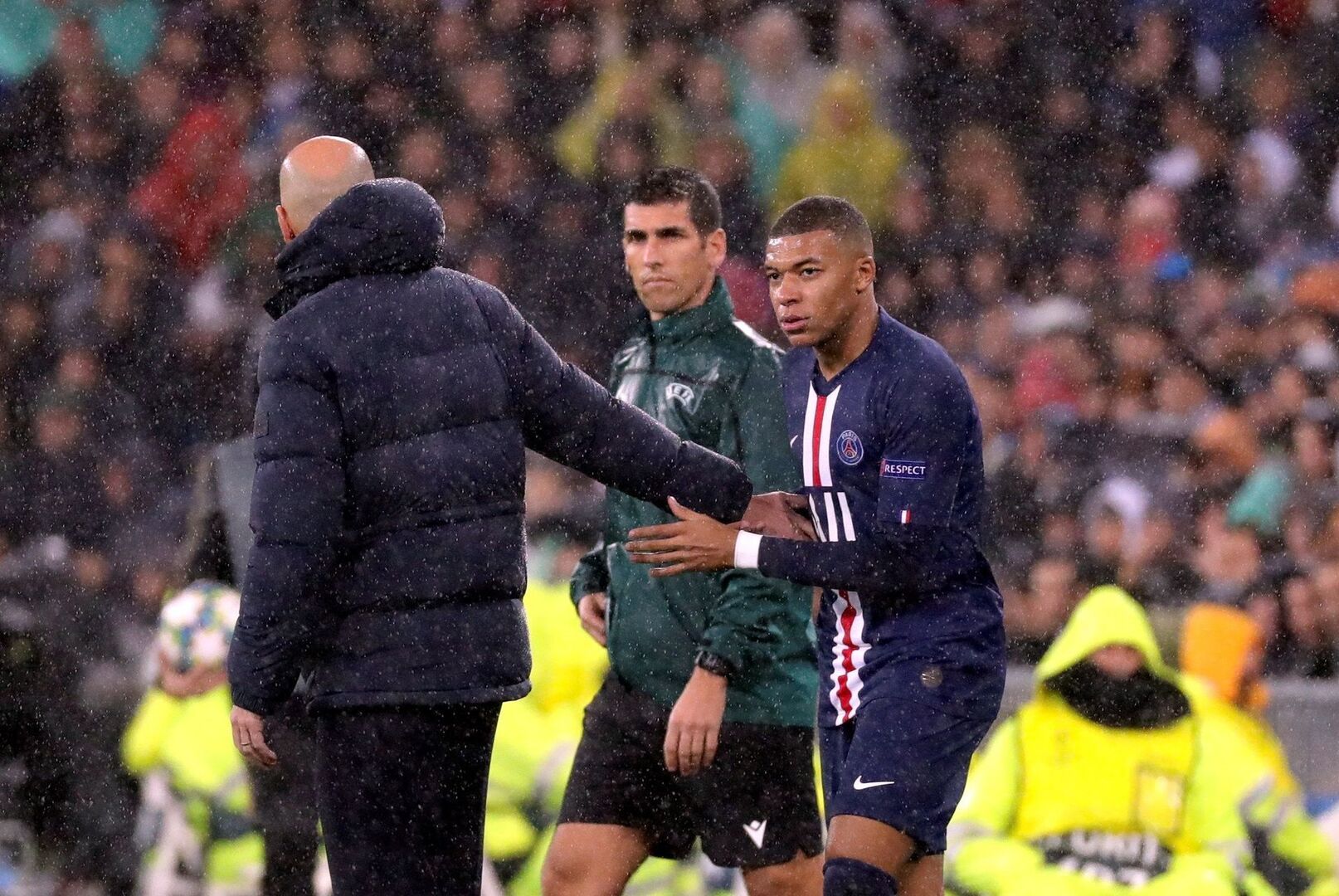 Zinedine Zidane y Kylian Mbappé se saludan en un Real Madrid-PSG en el Bernabéu.