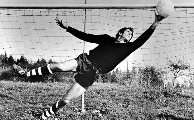 El Txopo José Angel Iribar vuela en un entrenamiento en las instalaciones de Lezama.