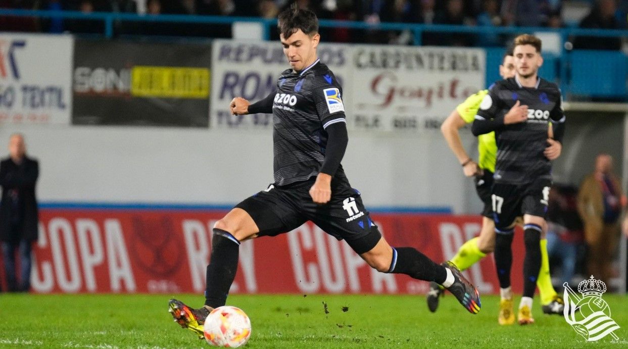 Martín Zubimendi golpea el esférico.