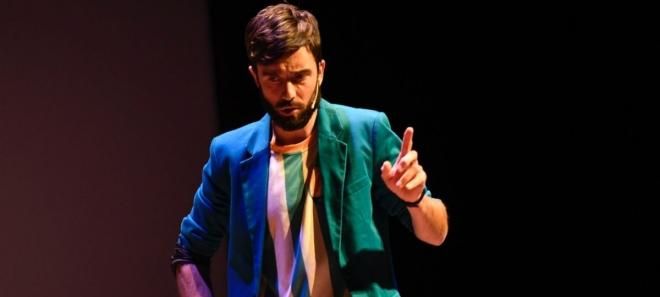 Zuhaitz Gurrutxaga, durante uno de sus monólogos. (Foto:Teatro Reina Victoria)..