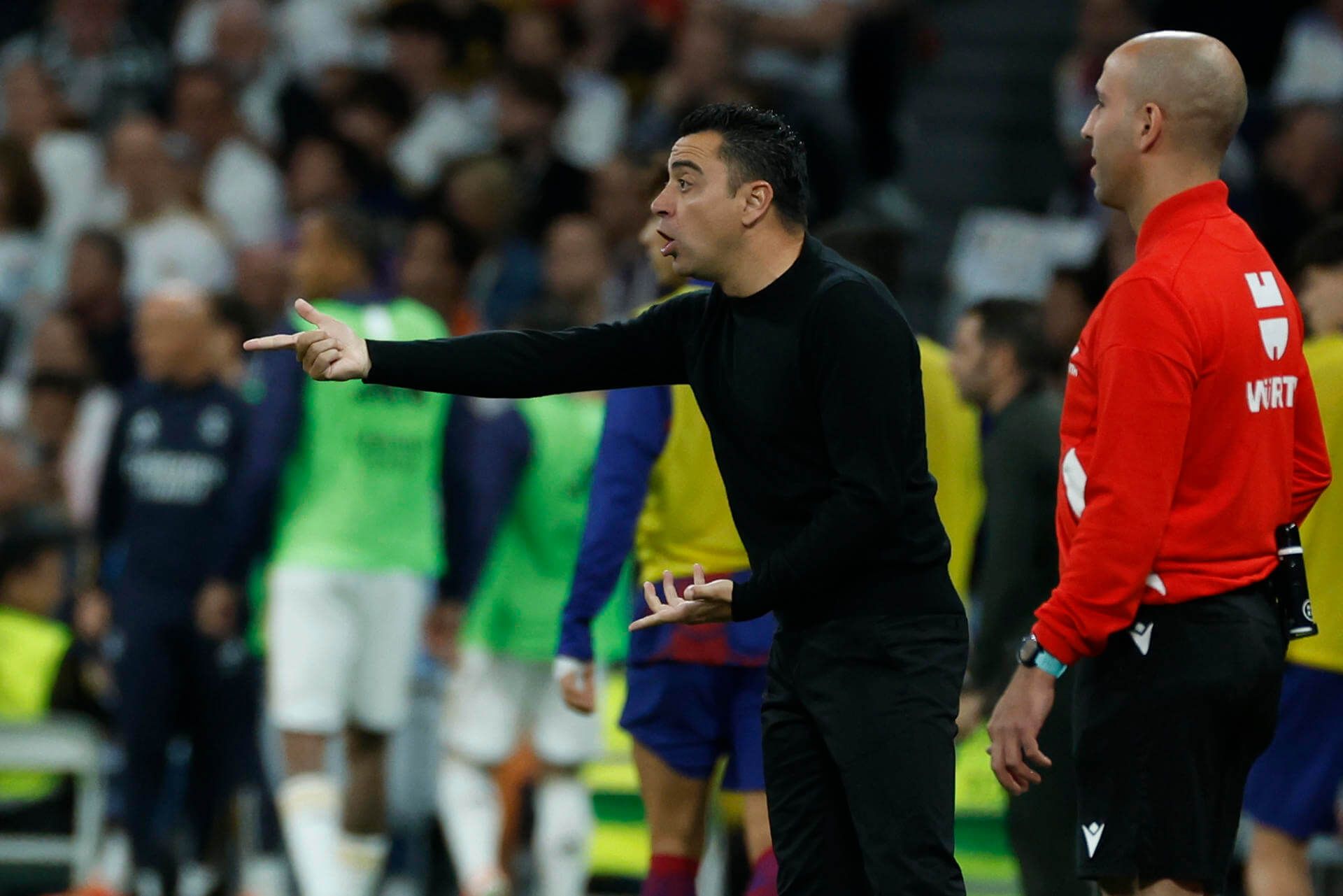  Xavi Hernández dando instrucciones en el Clásico.