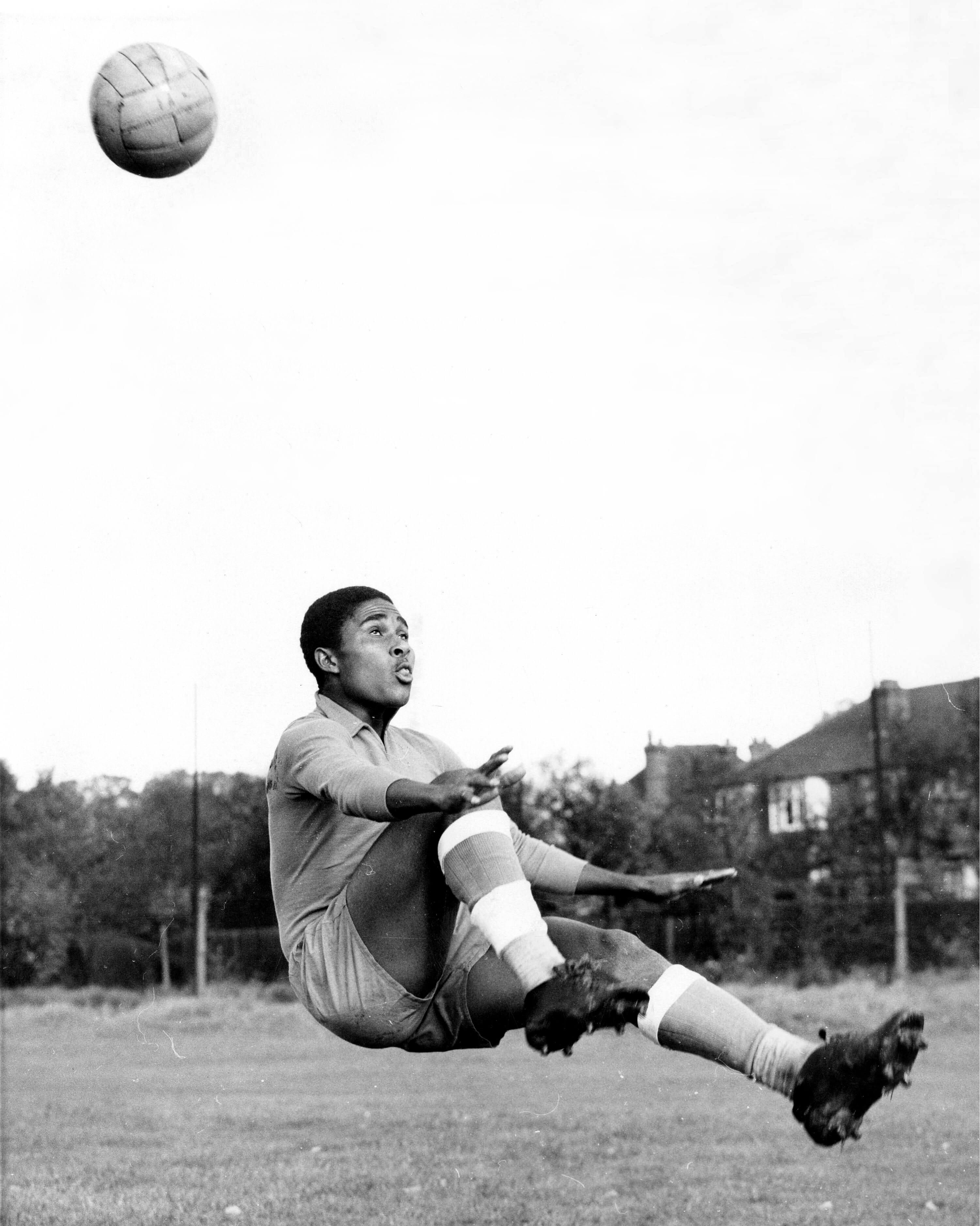 Eusebio en un acción