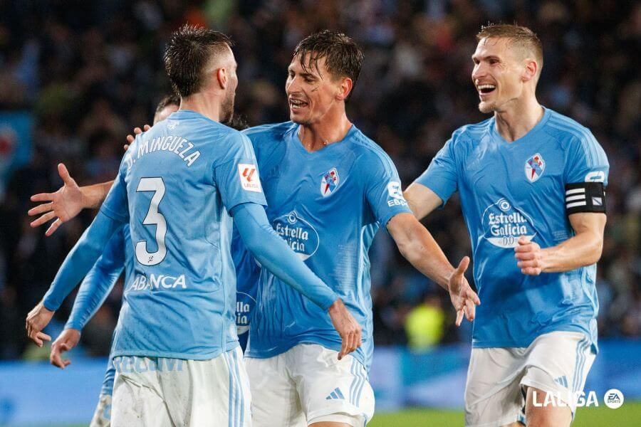 Mingueza recibe las felicitaciones de sus compañeros por su gol al Almería.