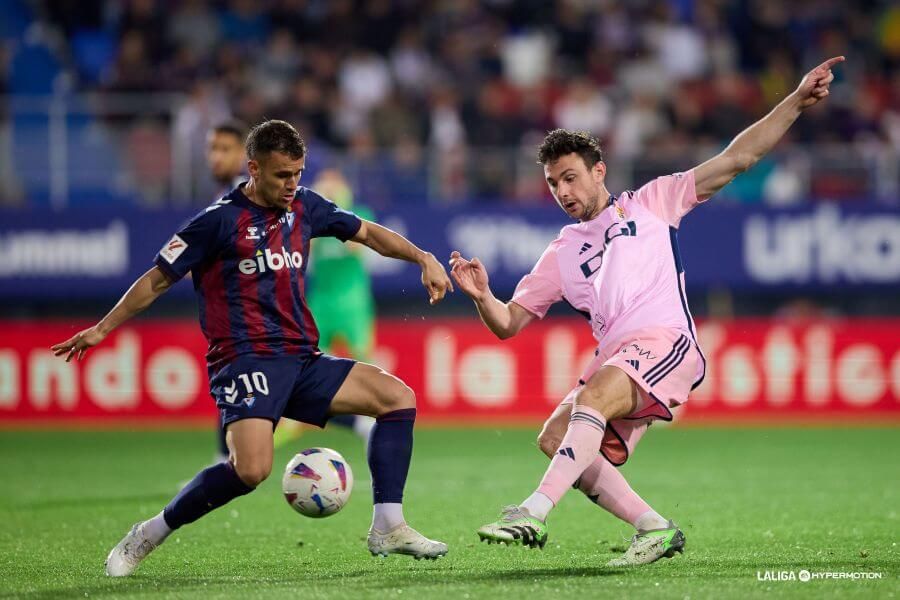 Borja Sánchez pugna por hacerse con el esférico.