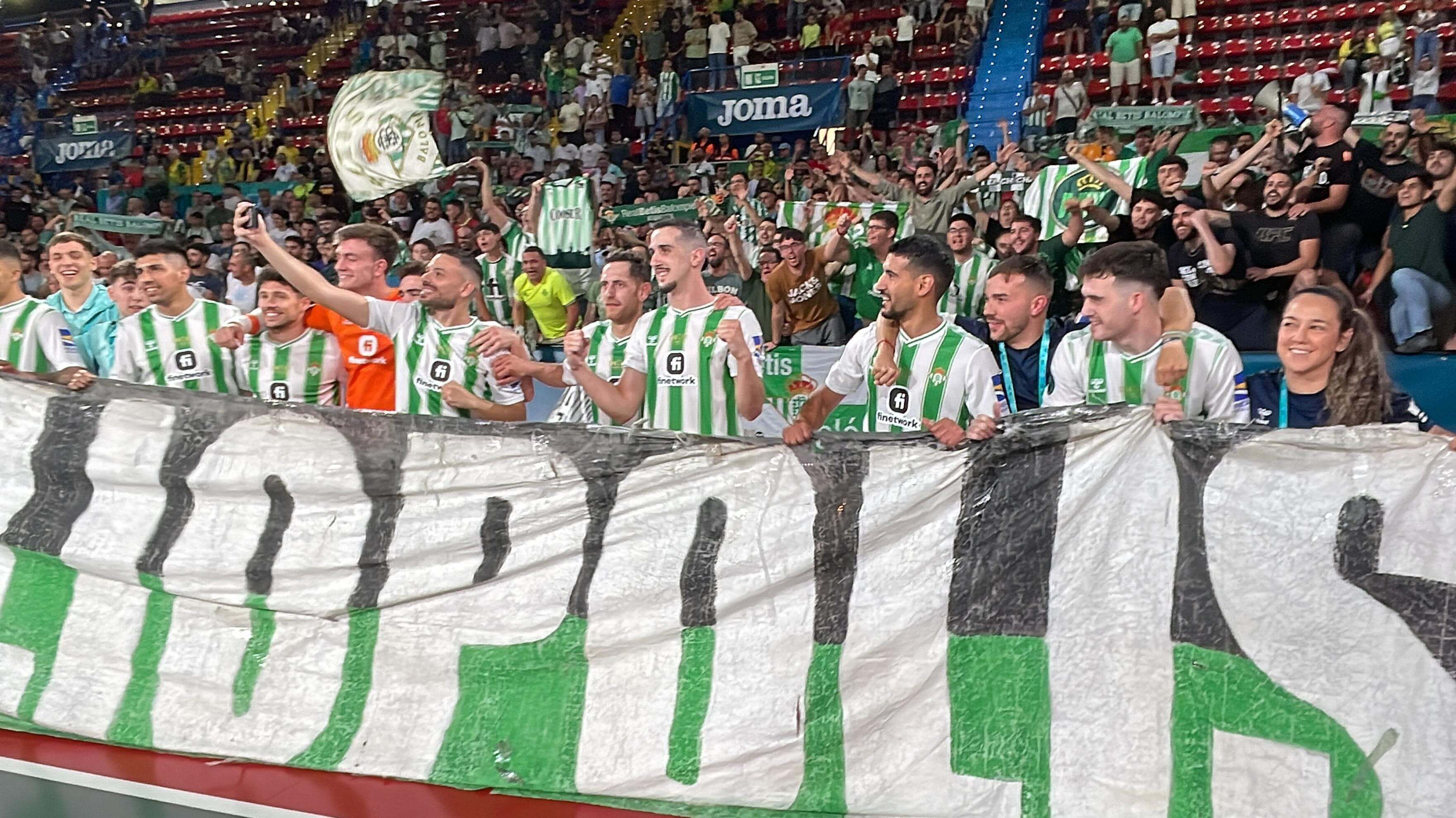  Los jugadores del Betis Futsal celebran el pase a la final (foto: Kiko Hurtado).