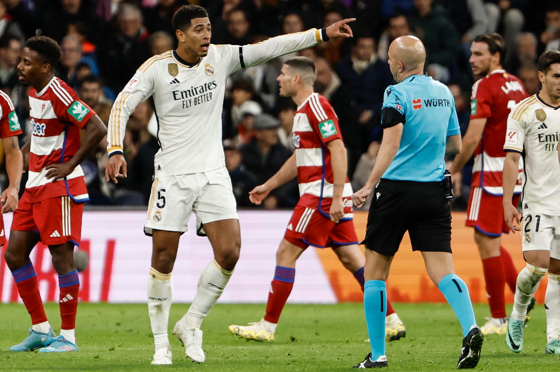  Bellingham discute con el árbitro durante el Real Madrid-Granada..