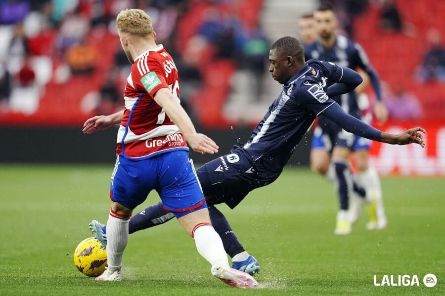  Hamari Traoré en un lance del Granada-Real Sociedad (LaLiga).