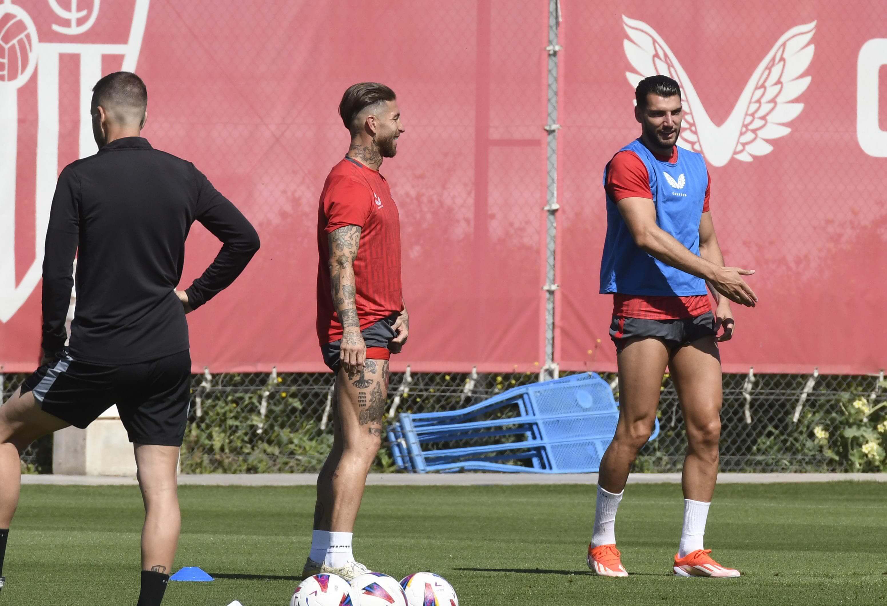  Sergio Ramos y Rafa Mir en el último entrenamiento del Sevilla FC (foto: Kiko Hurtado).