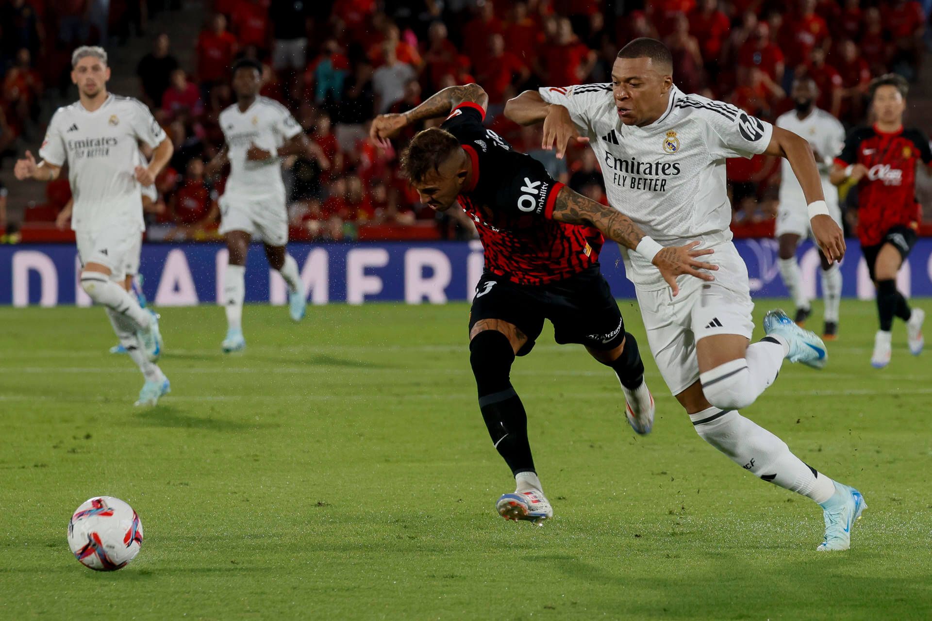 Maffeo y Mbappé disputan un balón en el Mallorca-Real Madrid (FOTO: EFE).