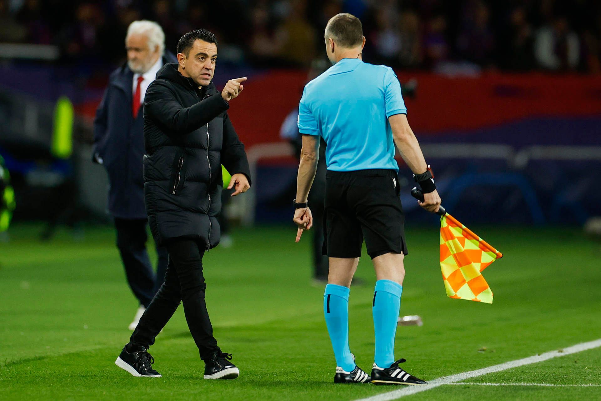  Xavi protestando al linier en el Barcelona-PSG.