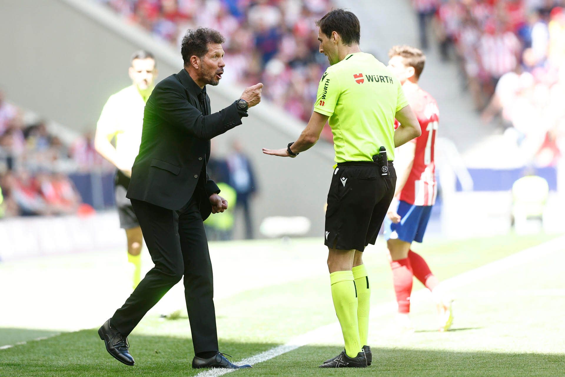 Simeone protesta ante De Burgos Bengoetxea.