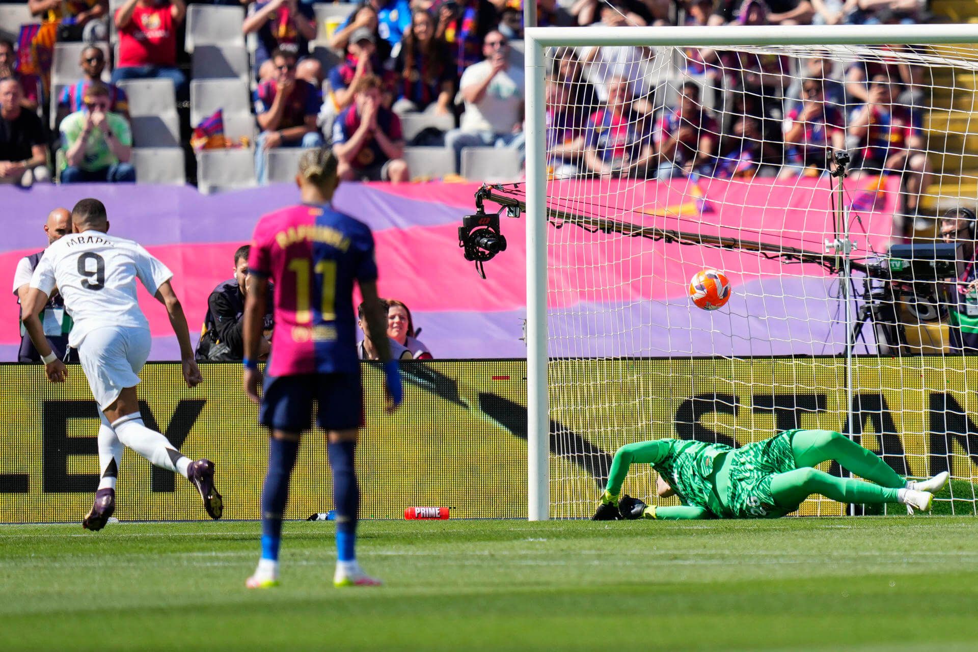 Kylian Mbappé anotando de penalti a Wojciech Szczesny (EFE)