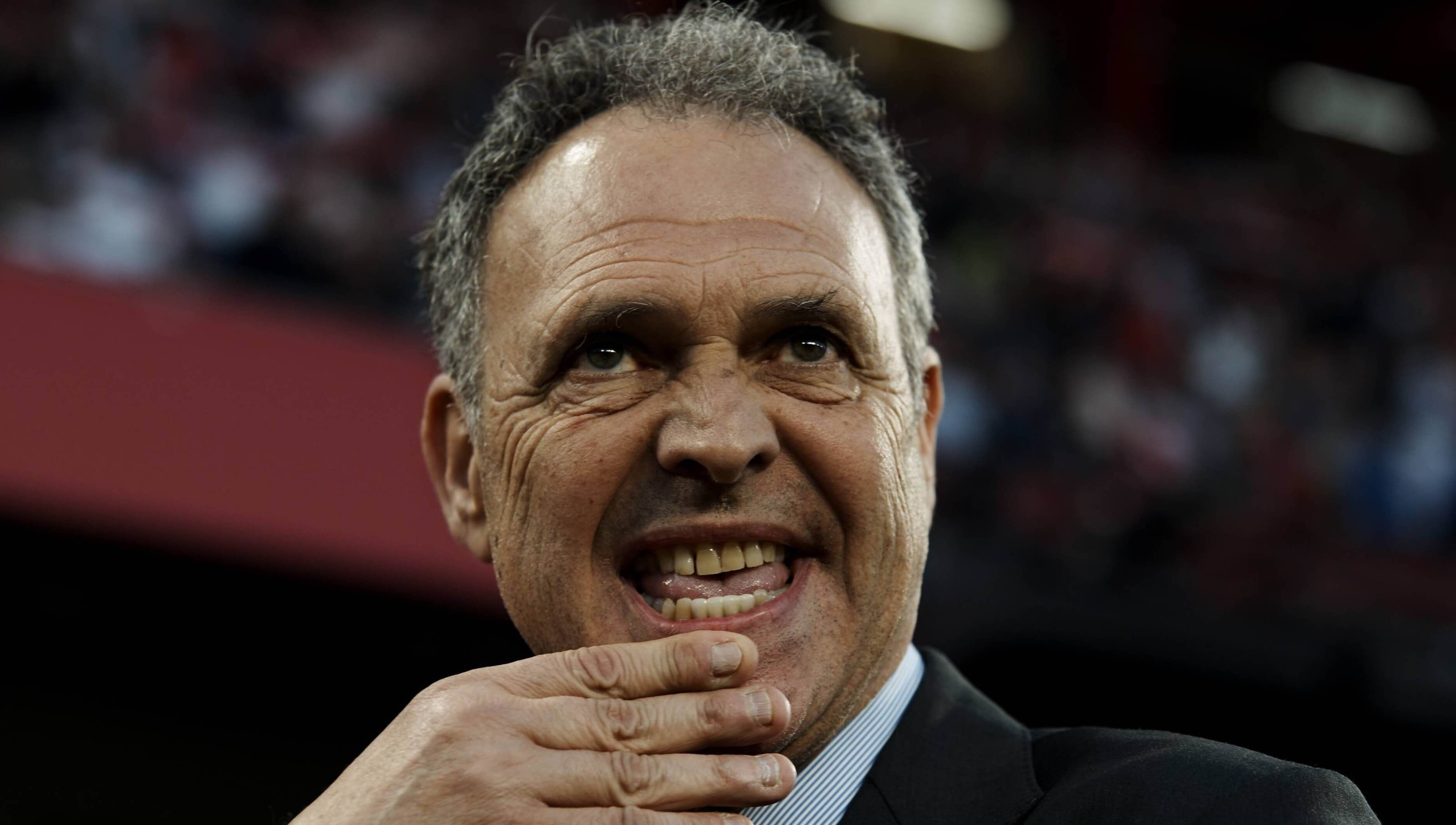 Joaquín Caparrós, extécnico del Sevilla, rival del Betis, durante un partido