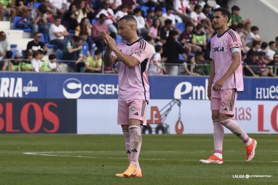  Santi Cazorla aplaude a la afición del Oviedo desplazada a Huesca.